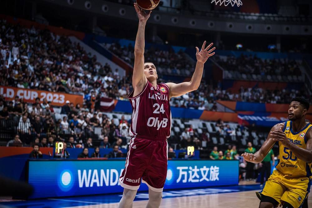 蜘蛛侠老是可以或许和市平易近们打成一片，乃至还会在市平易近狂欢的时辰作为表演佳宾，尽显亲平易近风采。